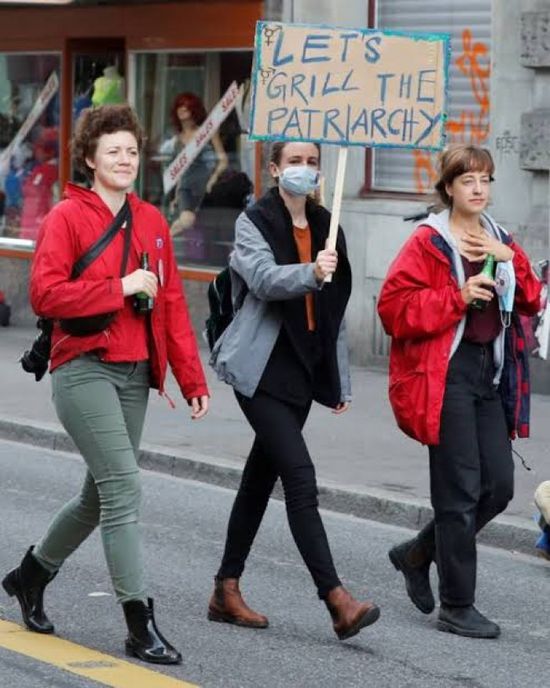 صرخة نسائية في سويسرا احتجاجا على العنف الأسري وعدم المساواة 