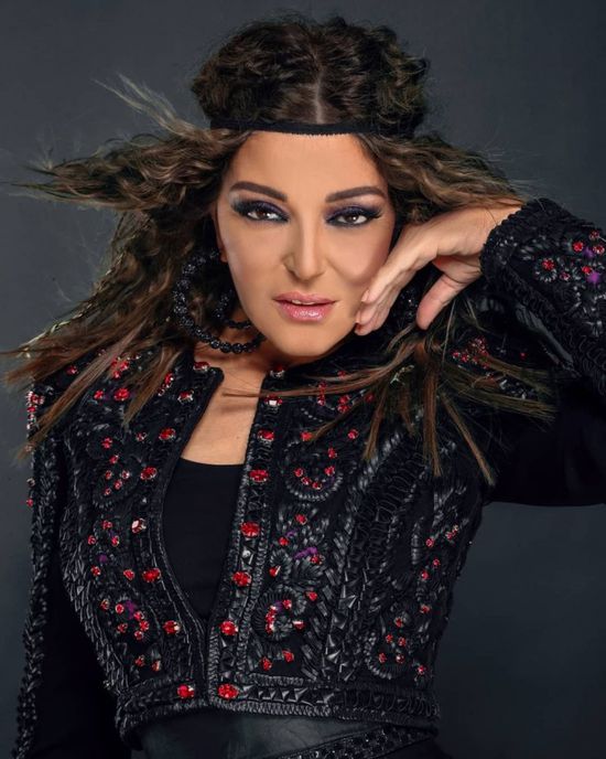 من داخل منزلها.. سميرة سعيد تمارس الرياضة (فيديو)