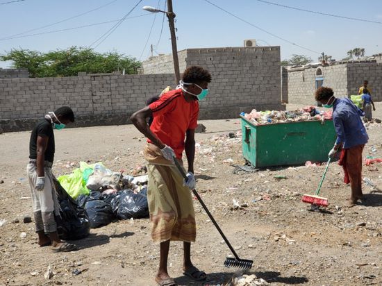 "النرويجي للاجئين" يدعم عمال النظافة بمستلزمات تنظيف