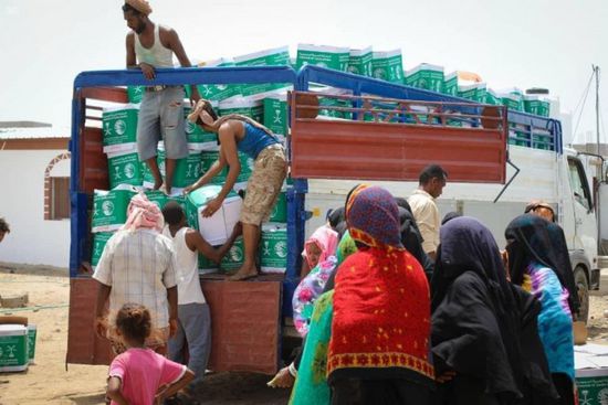 350 سلة غذاء لـ2100 نازح إلى عدن