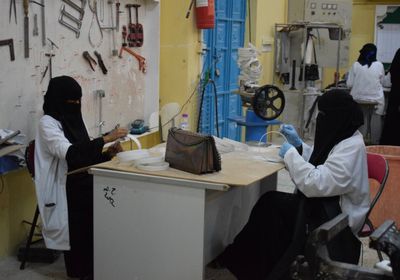 الصليب الأحمر يدعم صناعة أقنعة كورونا بعدن وصنعاء