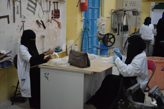 الصليب الأحمر يدعم صناعة أقنعة كورونا بعدن وصنعاء