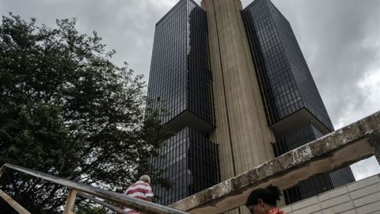 البنك المركزي البرازيلي يخفض سعر الفائدة إلى مستوى قياسي