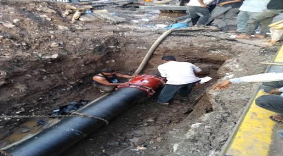 كسر خط مياه رئيسي في جبل حديد بعدن