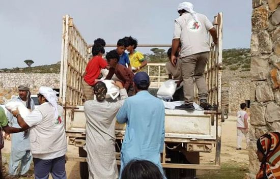 الإمارات توجه مساعدات إغاثية لـ18 منطقة بسقطرى
