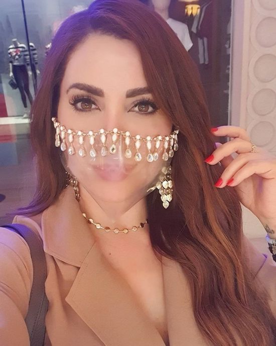 بـ "كمامة" غريبة.. نسرين طافش لجمهورها :الحياة لعبة 