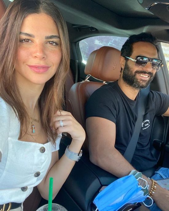 كريم فهمي يوشم اسم زوجته على ذراعه (صور)