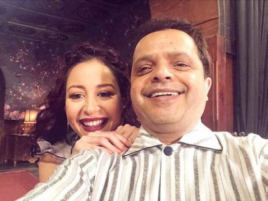 محمد هنيدي يمازح منة شلبي بعد صورتهما في كواليس "النمس والإنس"