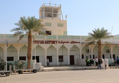 مطار سيئون يستقبل 140 من العالقين بمصر