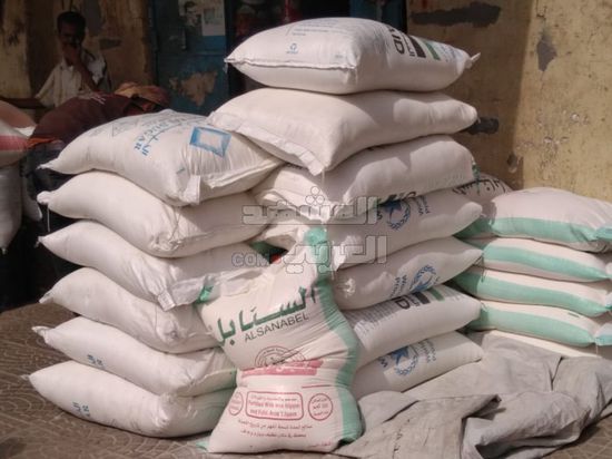 مساعدات الغذاء العالمي تُباع بأسواق لحج (صور)