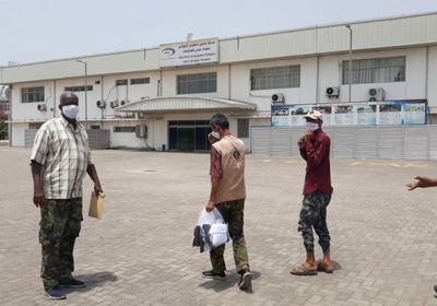 الانتقالي يزود المرافق الخدمية في عدن بكمامات طبية (صور)