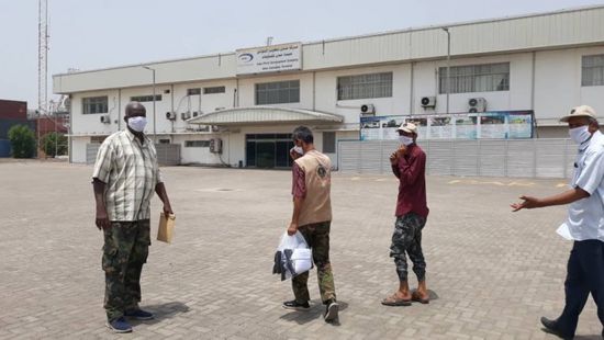 الانتقالي يزود المرافق الخدمية في عدن بكمامات طبية (صور)
