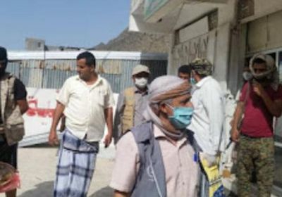 "انتقالي لبعوس" يتفقد عملية صرف حوالات "الغذاء العالمي"