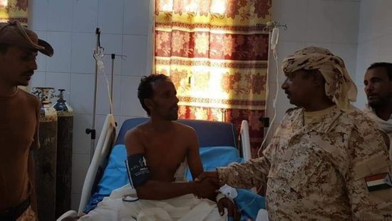 قائد "الأول مشاة بحري" يطمئن على الجرحى بمستشفى "خليفة"