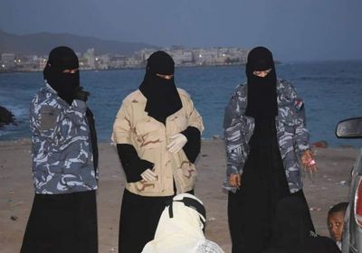 لمنع التجمعات.. جولات ميدانية للشرطة النسائية في المكلا (صور)