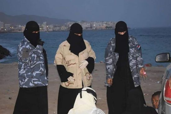 لمنع التجمعات.. جولات ميدانية للشرطة النسائية في المكلا (صور)