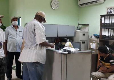 "انتقالي عدن" يزود 7 جهات خدمية بمستلزمات وقاية (صور)