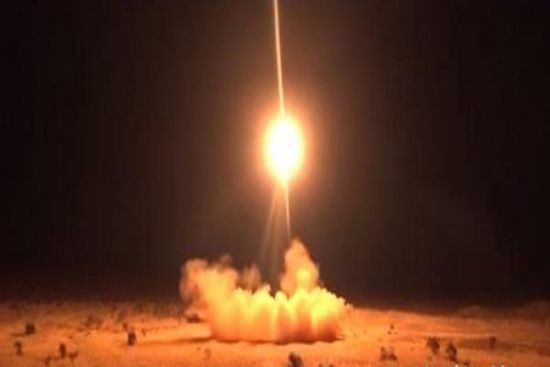 صاروخ حوثي يصيب حيا سكنيا في مأرب