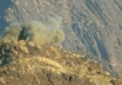 مدفعية القوات المشتركة تدمر مخزن ذخيرة حوثيا بالبرح