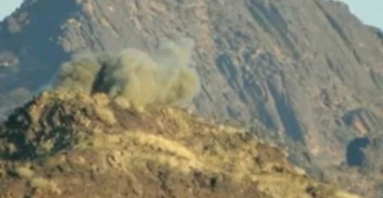 مدفعية القوات المشتركة تدمر مخزن ذخيرة حوثيا بالبرح