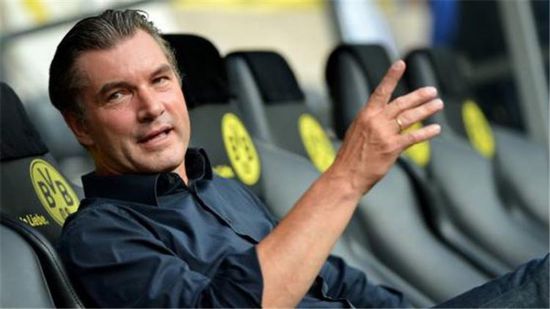 بوروسيا دورتموند يعلن تجديد عقد المدير الرياضي