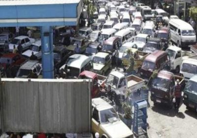 صنعاء تعاني أزمة وقود.. والمليشيا تخصص محطات لتعبئة سيارات قياداتها