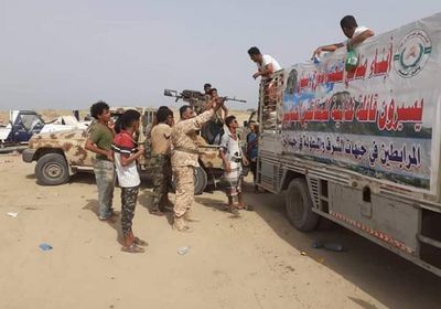 قافلة غذائية لمرابطي أبين من أهالي يافع (صور)