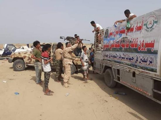 قافلة غذائية لمرابطي أبين من أهالي يافع (صور)