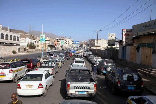 "البيان": الابتزاز الحوثي وراء انتشار الأسواق السوداء