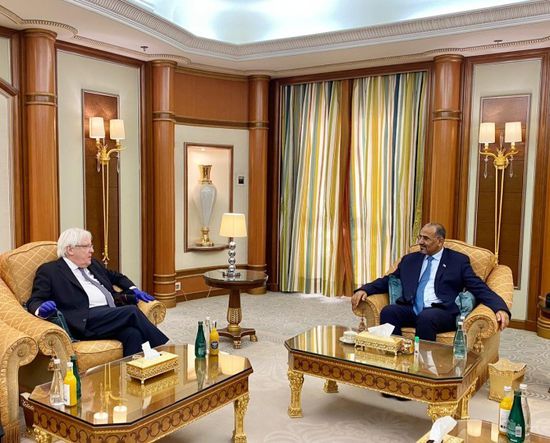 "لقاء الزُبيدي وجريفيث".. جنوبٌ قوي يجنح نحو السلام