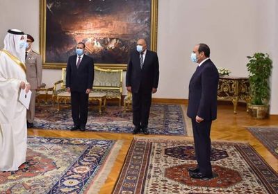 سفير مملكة البحرين يقدم أوراق اعتماده للرئيس المصري