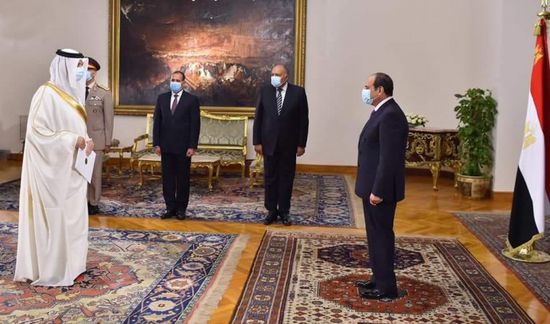 سفير مملكة البحرين يقدم أوراق اعتماده للرئيس المصري