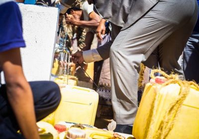 "الدولية للهجرة" تضخ 12 مليون لتر مياه للنازحين بمأرب