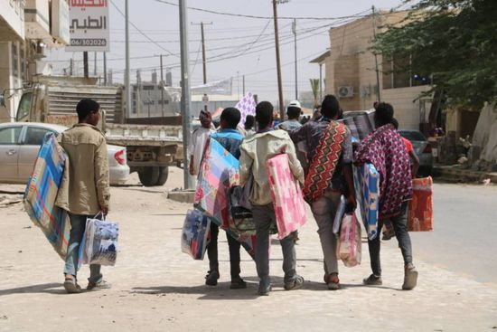 "الدولية للهجرة" توفر مواد إيواء لـ300 لاجئ في مأرب