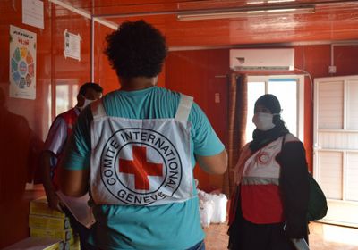 "الصليب الأحمر": أغذية لمصابي كورونا بعزل "الجمهورية" في عدن
