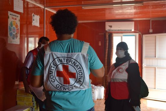 "الصليب الأحمر": أغذية لمصابي كورونا بعزل "الجمهورية" في عدن