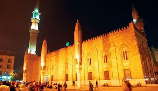 السلطات المصرية تغلق مسجد الإمام الحسين وتحيل الأئمة للتحقيق