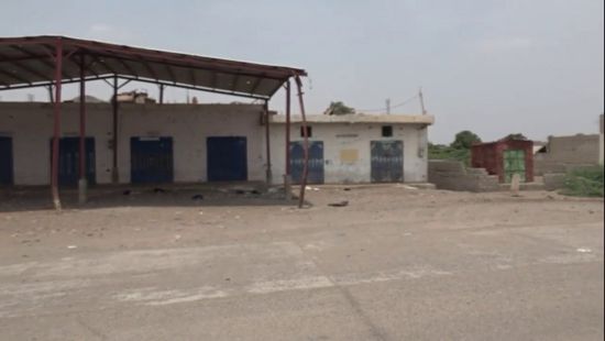 نزوح أهالي قرية بالتحيتا هربًا من القصف الحوثي (فيديو)