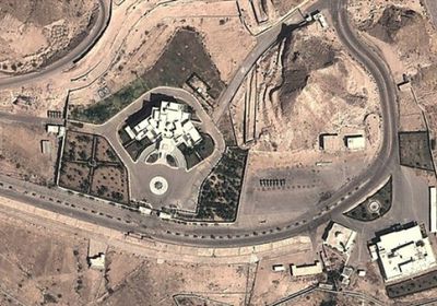 طائرة بدون طيار تحلق فوق القصر الجمهوري بالمكلا