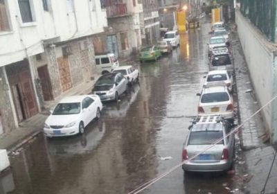 أولى تداعيات المنخفض الجوي.. أمطار ورياح تهب على عدن