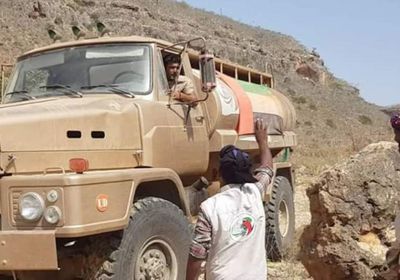 "خليفة الإنسانية" تدفع بصهاريج مياه لقبهتن غرب سقطرى