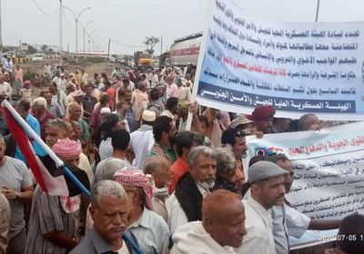 احتجاجات على تأخر صرف رواتب القوات الجنوبية بعدن