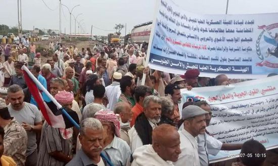 احتجاجات على تأخر صرف رواتب القوات الجنوبية بعدن