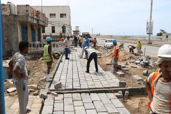 تواصل تنفيذ مشروع رصف منطقة المحضار بالمكلا