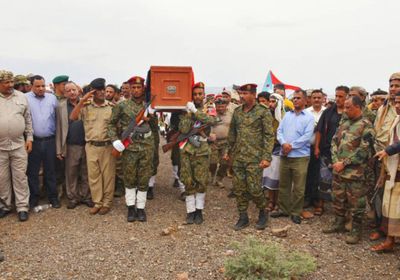 جثمان الشهيد الحوشبي يوارى الثرى في مسقط رأسه بلحج