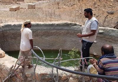 صهاريج مياه من "خليفة الإنسانية" لمنطقة نائية بسقطرى