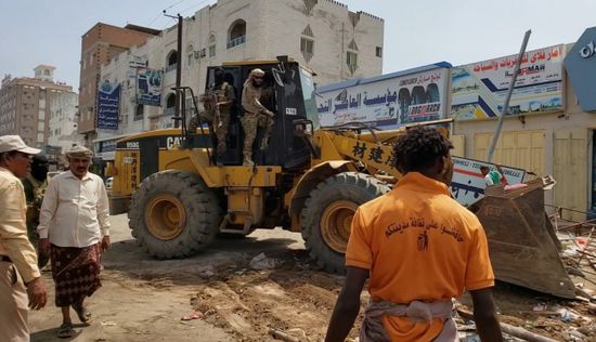 إزالة محال وأكشاك غير مرخصة في المنصورة (صور)