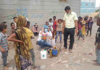 رش ضبابي لحي المهمشين في الحبيلين لمكافحة البعوض