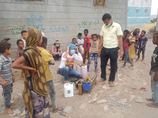 رش ضبابي لحي المهمشين في الحبيلين لمكافحة البعوض