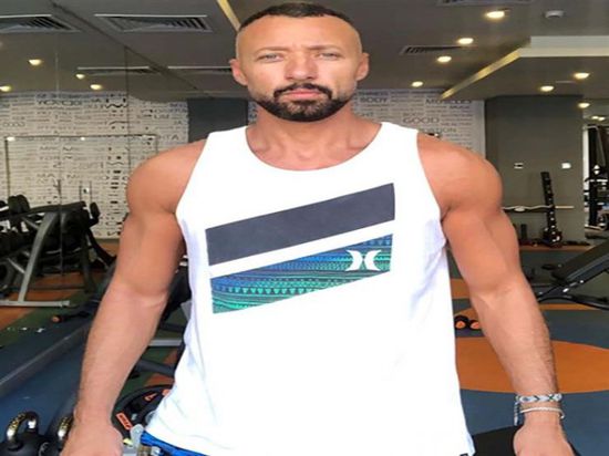 من داخل الجيم.. أحمد فهمي يمارس تمارين شاقة (فيديو)